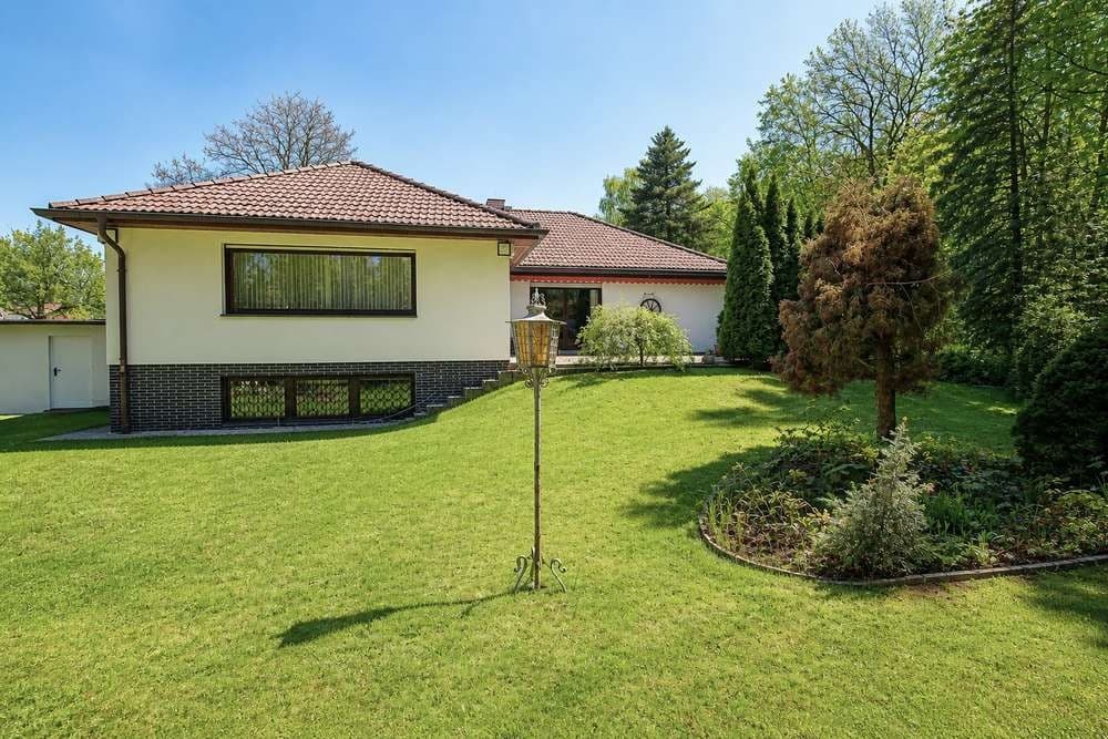 Bezugsfrei: Stilvoller Bungalow am Waldrand – 280 m² Wohn- /Nutzfläche