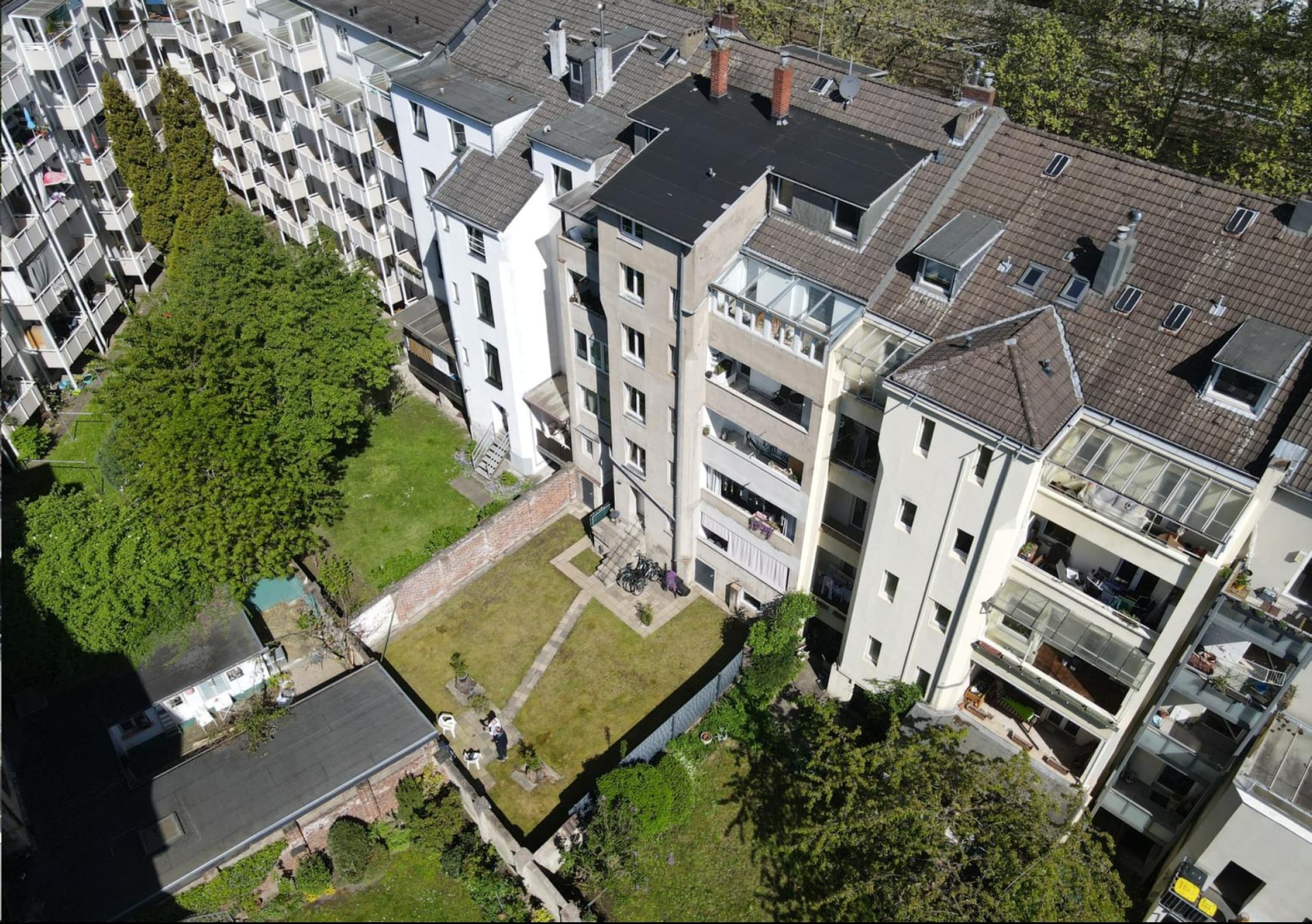 Teilsaniertes Mehrfamilienhaus in Bilk mit Ausbaureserve im DG